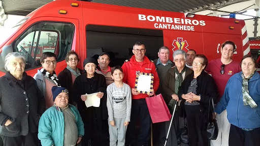 ver notícia Idosos de Febres fizeram singela homenagem aos bombeiros